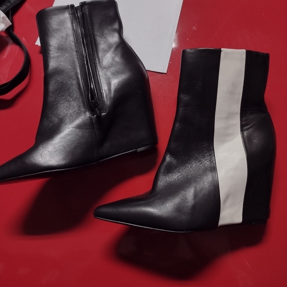 Calvin Klein black white booties sz 9 zipper wedge - Picture 3 of 9